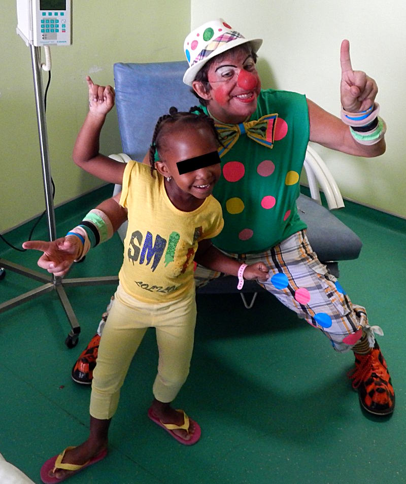clown à l'hôpital et petite fille hospitalisée