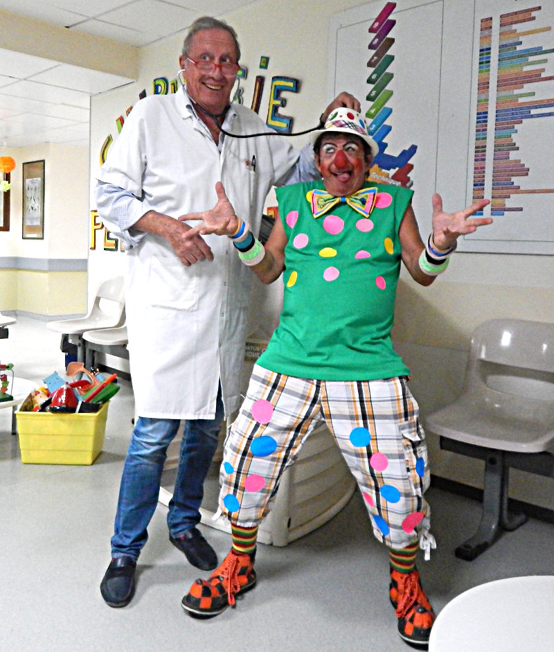 clown hopital avec un chirurgien