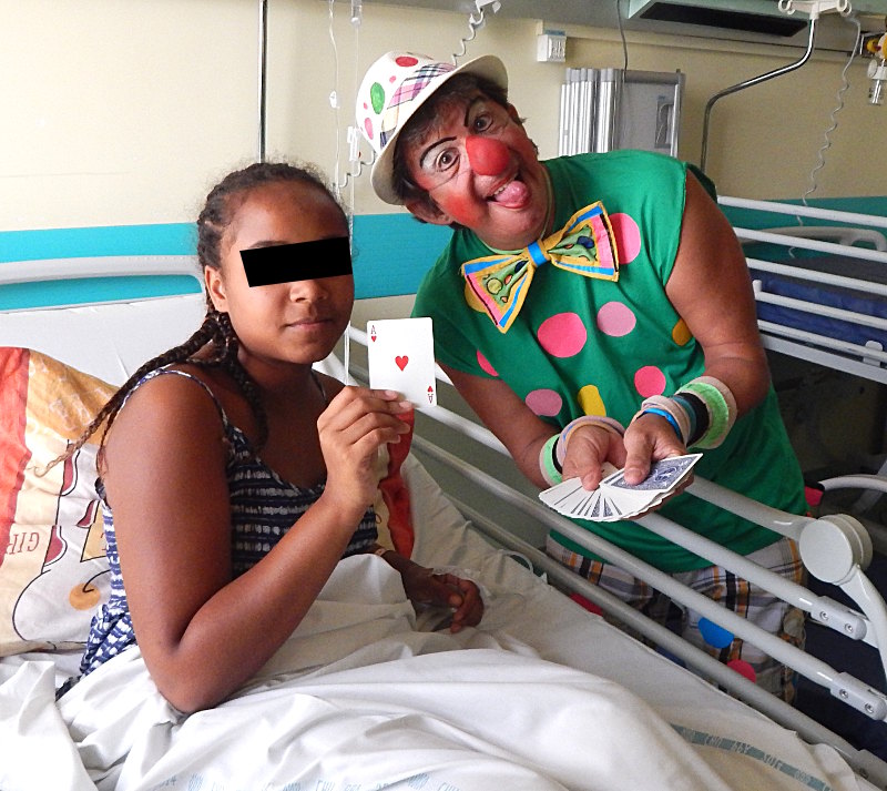 clown a l'hopital faisant un tour de magie as de coeur