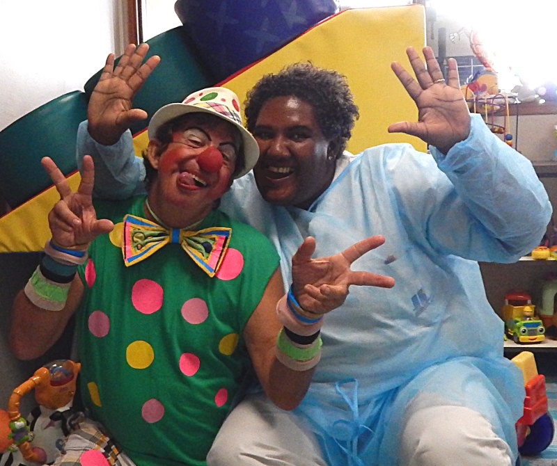 clown hopital rigolant avec une enfant